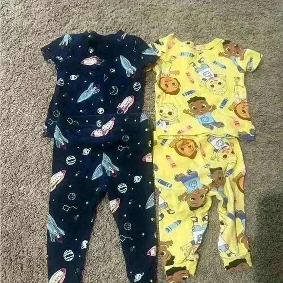 Size 12 month pajamas. - Picture 1 of 4